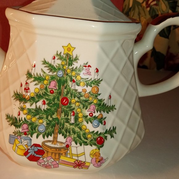 CHRISTMAS TREE WITH PRESENTS PORCELAIN COLORFUL TEAPOT - Picture 2 of 11